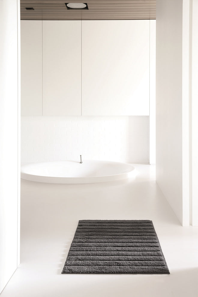 Grijze katoenen badmat van Casilin met antislip laag en strepen motief