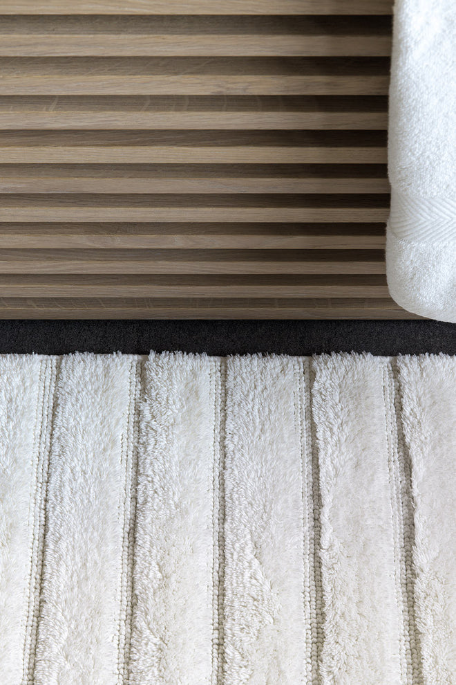 Witte katoenen badmat van Casilin met antislip laag en strepen motief