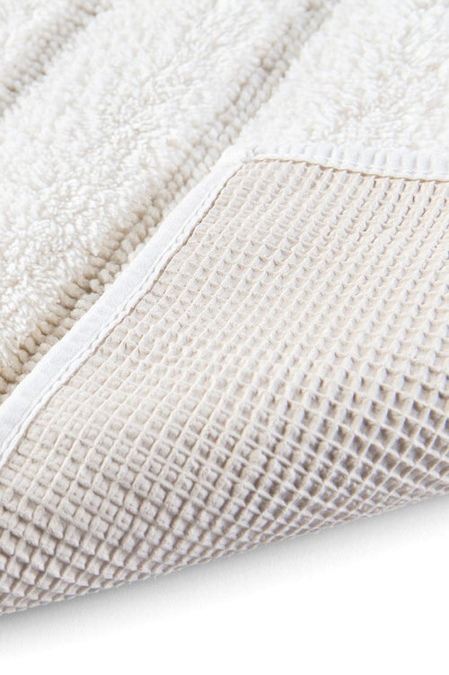 Witte katoenen badmat van Casilin met antislip laag en strepen motief